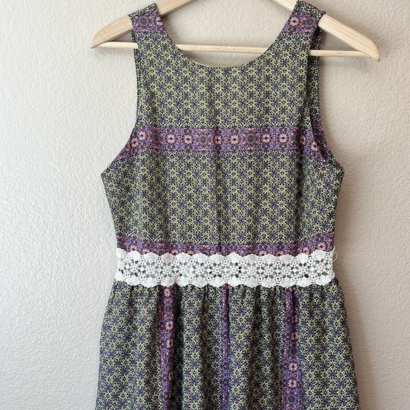 Everly Julia Lace Waist Skater Dress Floral Lace Green and Purple size Medium - Picture 4 of 15